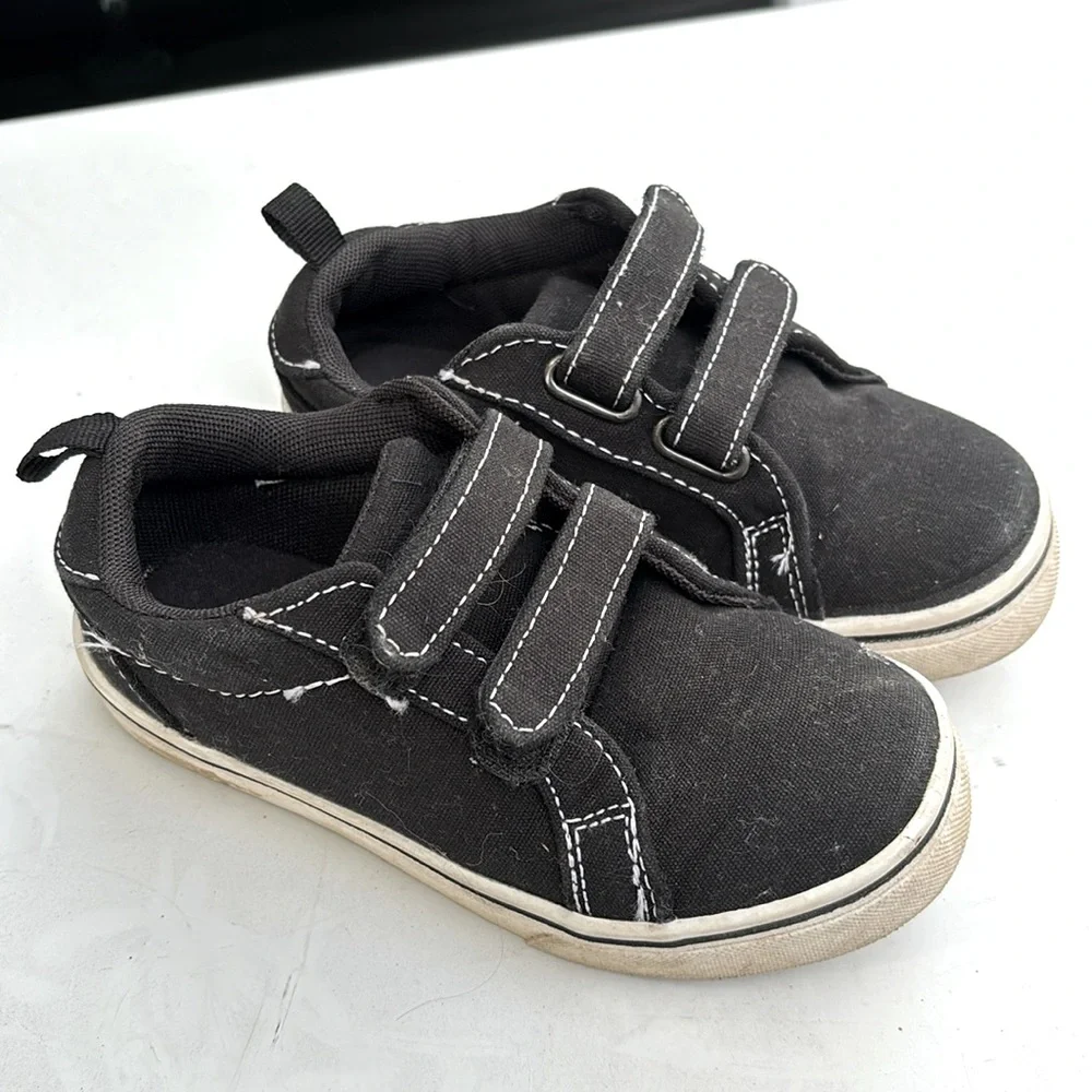 Little boys Wonder Nation memory foam black shoes